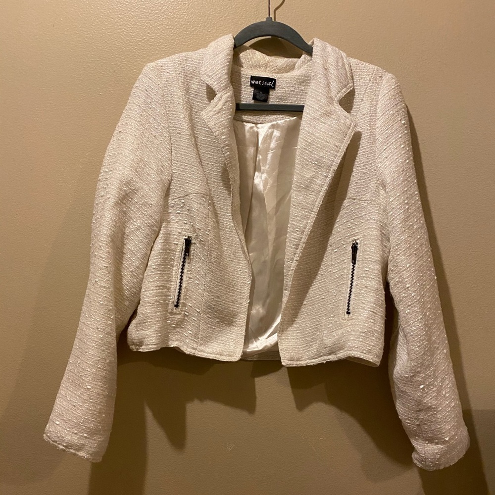 Short white jacket